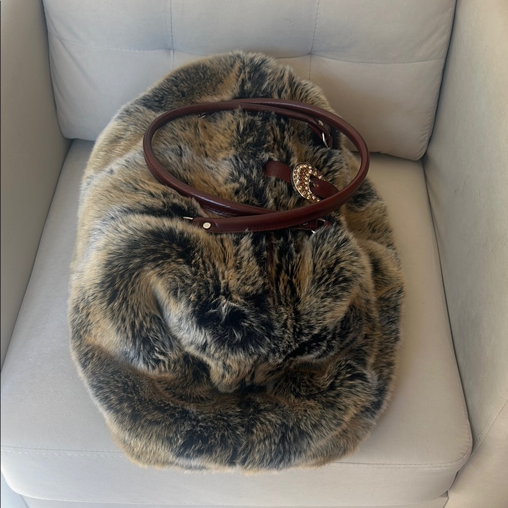 Luxurious Faux Fur Handbag with Brown Accents - Picture 8 of 9